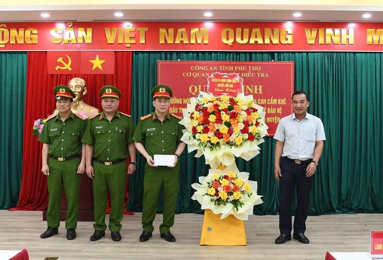 Lãnh đạo Ủy ban nhân dân huyện Cẩm Khê khen thưởng cán bộ, chiến sĩ Công an huyện Cẩm Khê có thành tích trong công tác đấu tranh phòng, chống tội phạm.