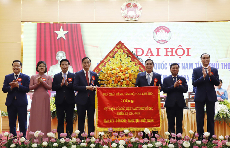 Lãnh đạo tỉnh Phú Thọ tặng đại hội bức trướng với dòng chữ: Đoàn kết-Dân chủ-Đổi mới-Phát triển.