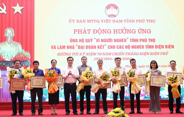 Lãnh đạo tỉnh Phú Thọ trao Bằng khen cho các tập thể có nhiều đóng góp ủng hộ Quỹ "Vì người nghèo" của tỉnh.