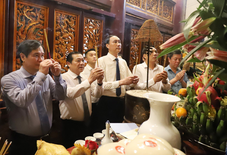 Lãnh đạo Ban Tuyên giáo Trung ương, tỉnh Phú Thọ và các đại biểu dâng hương tưởng niệm các Vua Hùng tại Khu di tích lịch sử Đền Hùng.