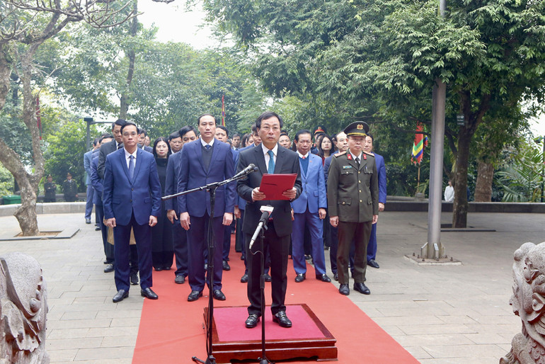 Chủ tịch Ủy ban nhân dân tỉnh Phú Thọ kính cáo những thành quả mà đất nước ta đã đạt được trong năm vừa qua.