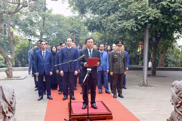 Chủ tịch Ủy ban nhân dân tỉnh Phú Thọ kính cáo những thành quả mà đất nước ta đã đạt được trong năm vừa qua. Chủ tịch Ủy ban nhân dân tỉnh Phú Thọ kính cáo những thành quả mà đất nước ta đã đạt được trong năm vừa qua.