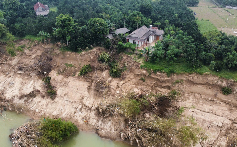 Sạt lở sát nhà anh Phạm Văn Trưởng, khu Nghinh Lạc khiến cả gia đình anh phải di dời khẩn cấp.