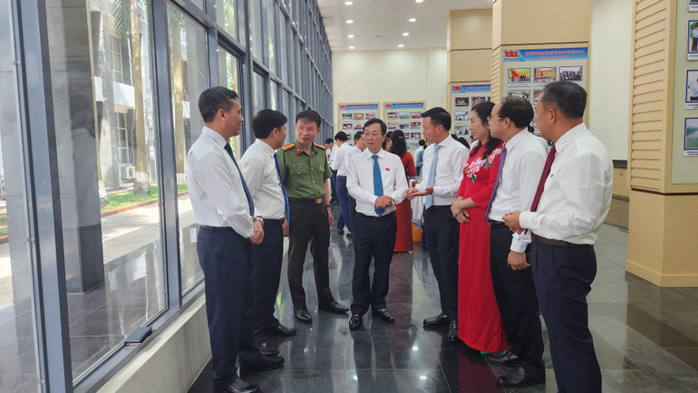 Các đại biểu Hội đồng nhân dân tỉnh phú Thọ thảo luận bên lề kỳ họp.