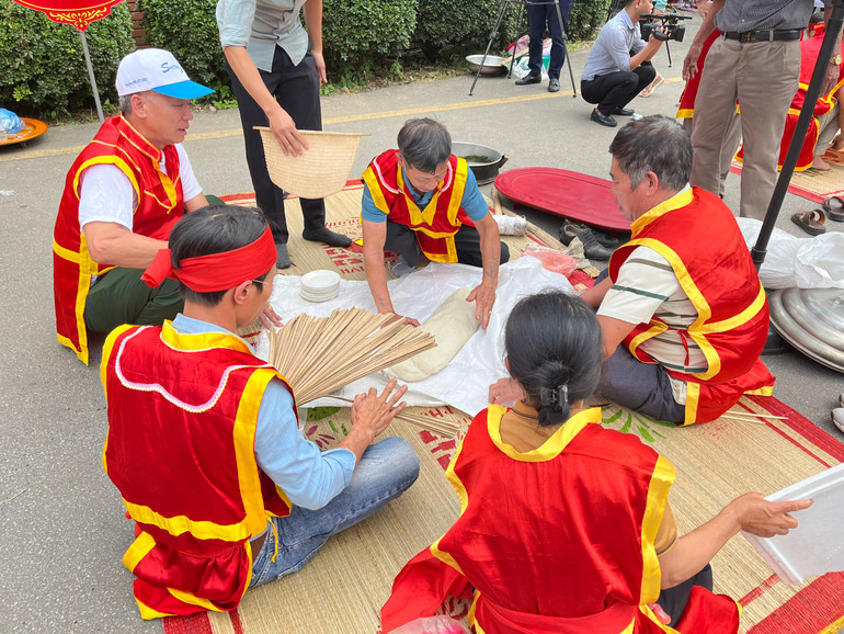 Mỗi đội tham dự phải chuẩn bị 5kg gạo nếp thổi thành xôi trong thời gian tối đa 30 phút. Sau đó giã và làm thành 10 chiếc bánh giầy trong thời gian 15 phút.