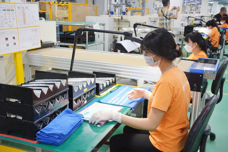 Sản xuất linh kiện điện tử tại Công ty trách nhiệm hữu hạn JNTC tại khu công nghiệp Thụy Vân, thành phố Việt Trì.