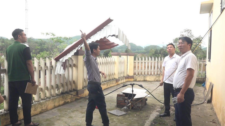 Lãnh đạo huyện Hạ Hòa kiểm tra thiệt hại do mưa lớn, giông lốc gây ra.