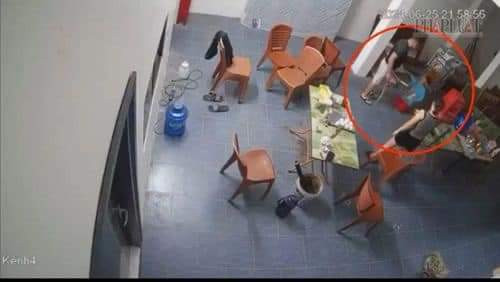 Hình ảnh cháu M bị người tình của mẹ hành hạ.