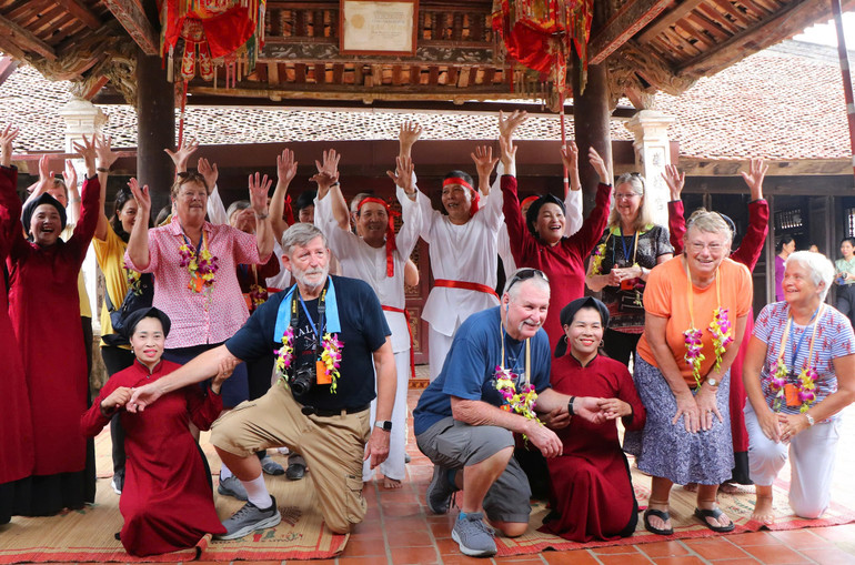 Du khách quốc tế thích thú khi được trải nghiệm hát Xoan tại đình Hùng Lô.