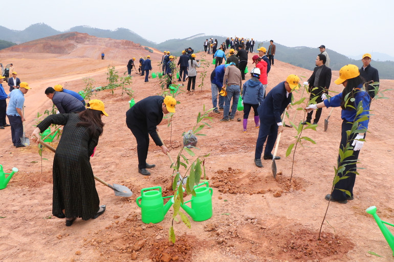 Các đại biểu và người dân huyện Tam Nông trồng cây tại sân golf Tam Nông.