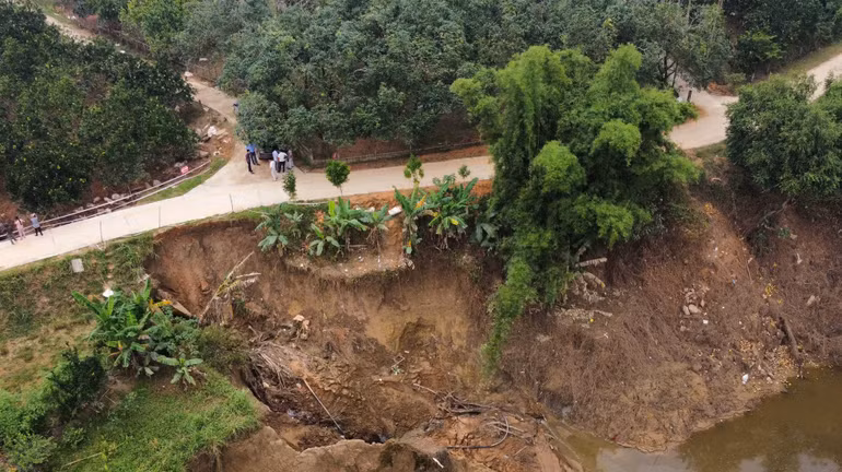 Đường liên xã thuộc khu Đông Dương, xã Hùng Xuyên đang bị sạt lở nghiêm trọng có nguy cơ bị đứt gãy nếu không được khắc phục kịp thời.