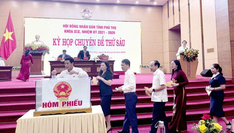 Các đại biểu bỏ phiếu bầu chức danh Phó Chủ tịch Ủy ban nhân dân tỉnh Phú Thọ. Các đại biểu bỏ phiếu bầu chức danh Phó Chủ tịch Ủy ban nhân dân tỉnh Phú Thọ.