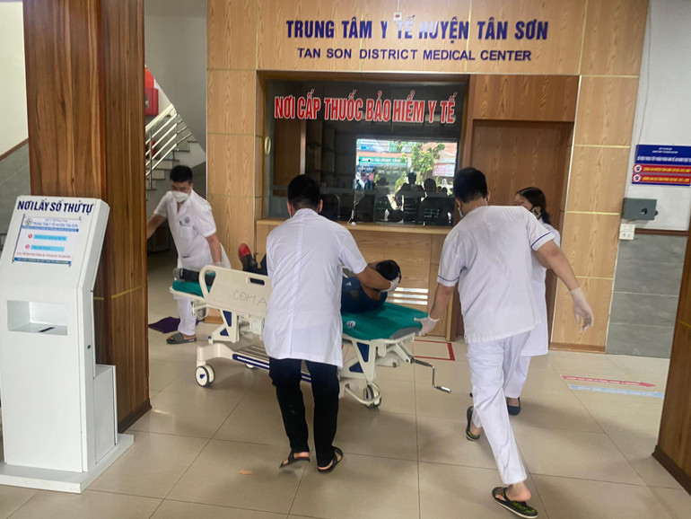 Nhân viên y tế Trung tâm y tế huyện Tân Sơn, tỉnh Phú Thọ khẩn trương cấp cứu người bị nạn.