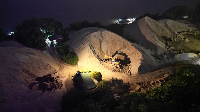 Bến cát không phép hoạt động cả ban đêm. Bến cát không phép hoạt động cả ban đêm.