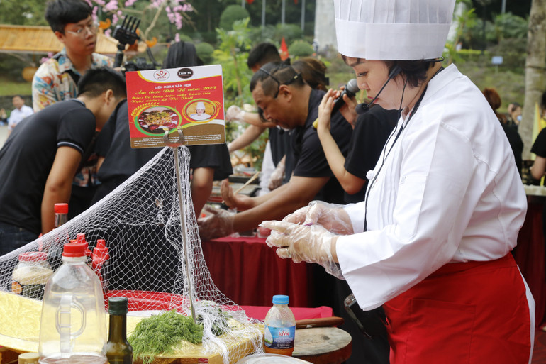 Nghệ nhân Lê Thị Thiết trình diễn món cá lăng trộn sake hành tím và gia vị hodachi của Nhật.