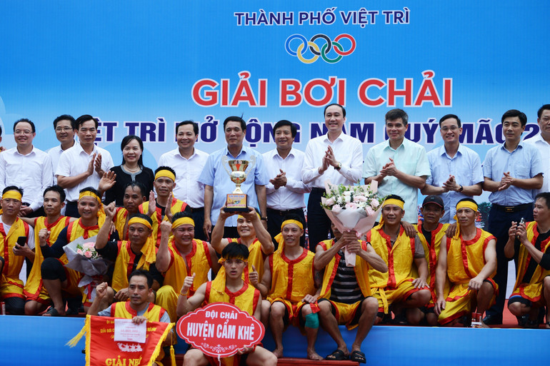 Ban Tổ chức trao giải Nhất cho đội chải huyện Cẩm Khê