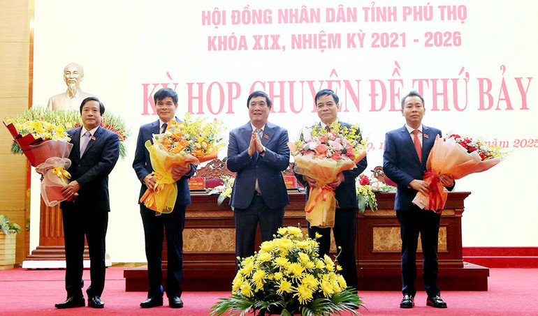 Bí thư Tỉnh ủy Phú Thọ Bùi Minh Châu tặng hoa chúc mừng các nhân sự chủ chốt vừa được bầu tại kỳ họp.