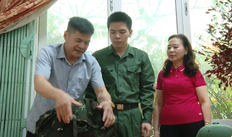 Tân binh Nguyễn Xuân Lộc và gia đình ở thị trấn Phong Châu, huyện Phù Ninh chuẩn bị quân tư trang sẵn sàng lên đường nhập ngũ. Tân binh Nguyễn Xuân Lộc và gia đình ở thị trấn Phong Châu, huyện Phù Ninh chuẩn bị quân tư trang sẵn sàng lên đường nhập ngũ.