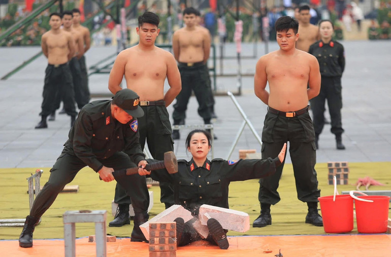 Màn biểu diễn võ thuật của lực lượng đặc nhiệm.