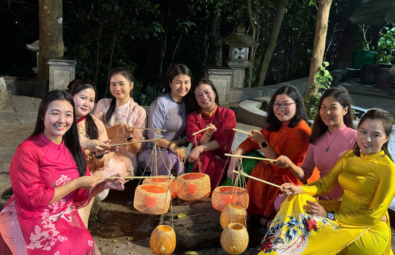 Nhiều du khách thích thú khi được trải nghiệm tour đêm Đền Hùng.