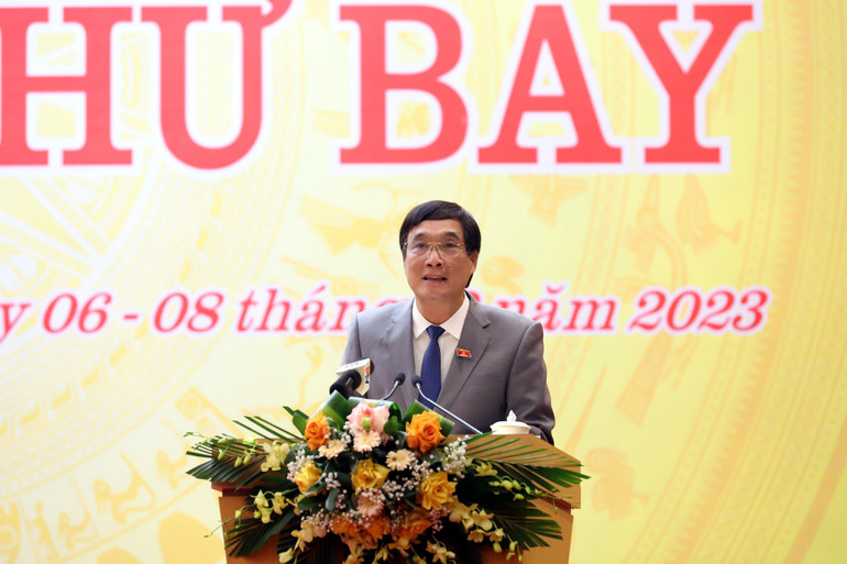 Bí thư Tỉnh ủy, Chủ tịch Hội đồng nhân dân tỉnh Phú Thọ Bùi Minh Châu phát biểu tại kỳ họp.