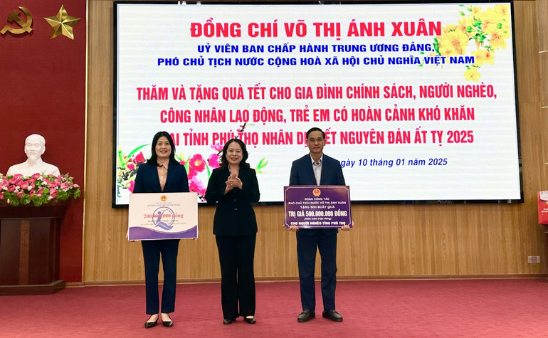 Phó Chủ tịch nước trao quà cho người nghèo và trẻ em có hoàn cảnh khó khăn trên địa bàn tỉnh Phú Thọ.