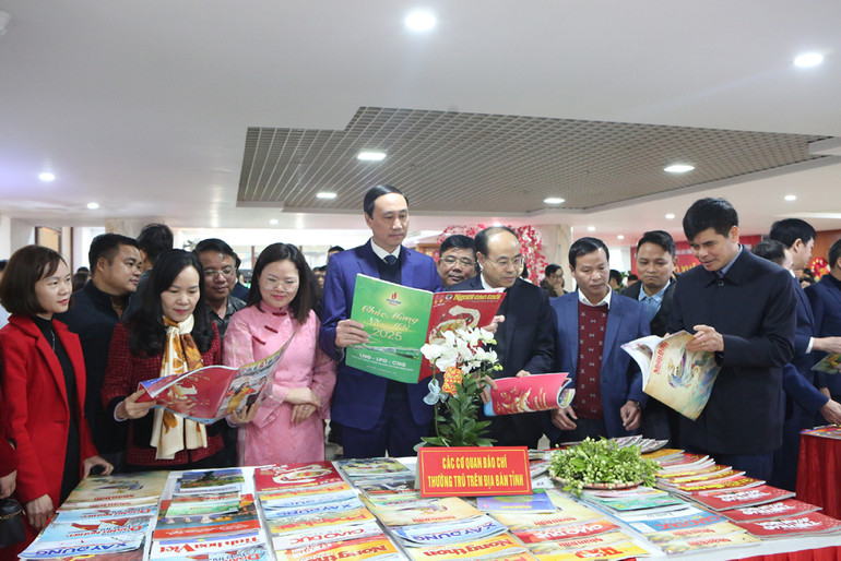 Các đại biểu tham quan gian trưng bày các ấn phẩm báo chí Trung ương.