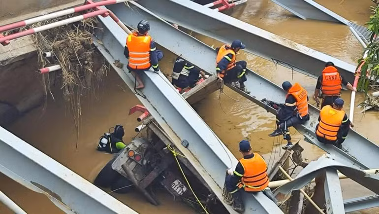 Lực lượng cứu hộ đã tiếp cận hiện trường chiếc xe bị rơi xuống cầu Phong Châu.