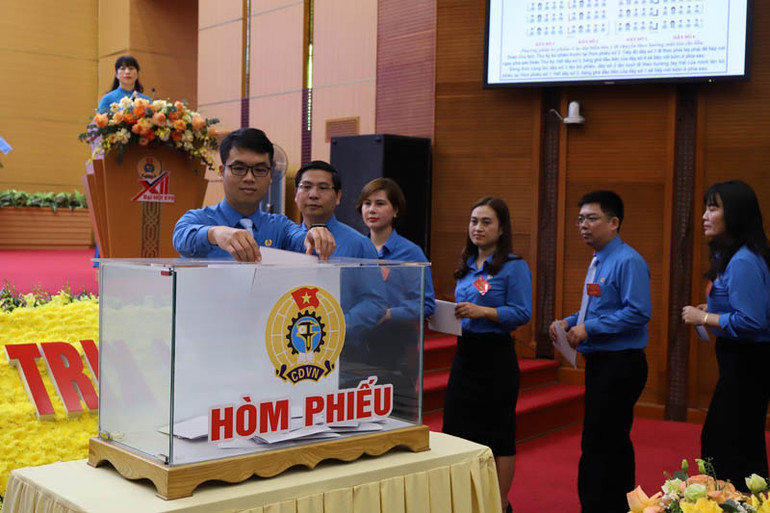 Các đại biểu bầu Ban Chấp hành Liên đoàn Lao động tỉnh nhiệm kỳ 2023-2028.