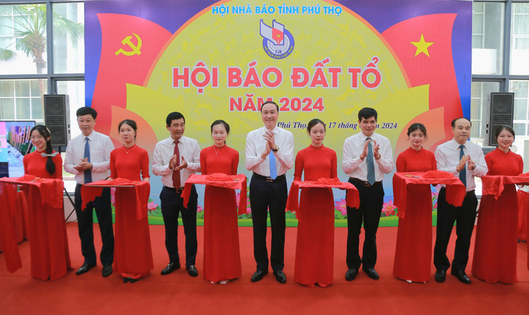 Các đại biểu cắt băng khai trương Hội Báo Đất Tổ...