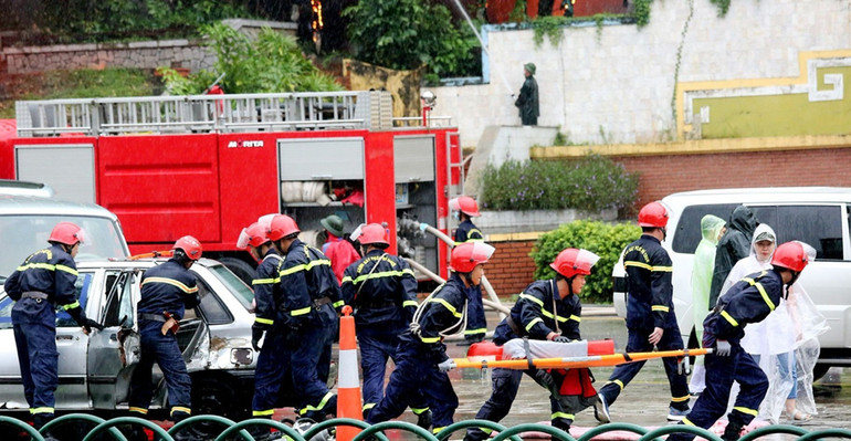 Các lực lượng diễn tập cấp cứu nạn nhân trong khi cháy nổ.