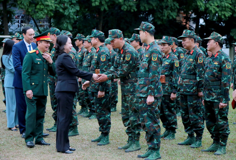 Phó Chủ tịch nước thăm hỏi, động viên cán bộ, chiến sĩ Bộ Chỉ huy quân sự tỉnh Phú Thọ.