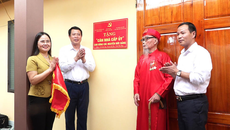 Các đại biểu kéo băng khánh thành căn nhà cho đảng viên Nguyễn Đức Bảng. Các đại biểu kéo băng khánh thành căn nhà cho đảng viên Nguyễn Đức Bảng.