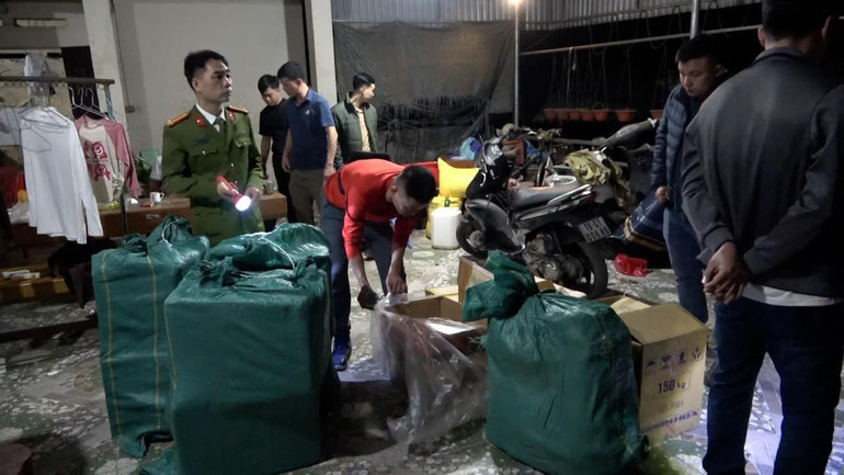 Cơ quan Công an khám xét nơi ở của 1 đối tượng trong đường dây mua, bán, vận chuyển pháo trái phép.