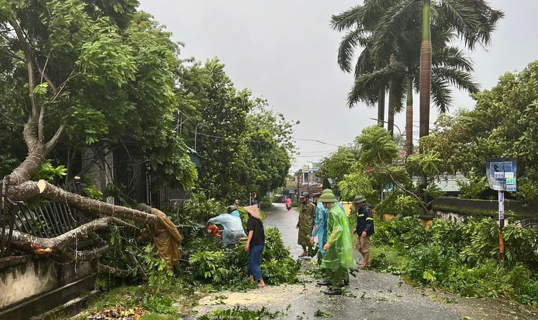 Lực lượng chức năng huyện Thanh Ba khắc phục tình trạng cây gãy đổ ra đường để bảo đảm an toàn giao thông. Lực lượng chức năng huyện Thanh Ba khắc phục tình trạng cây gãy đổ ra đường để bảo đảm an toàn giao thông.