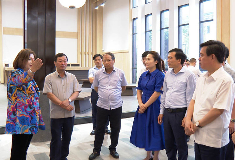 Đồng chí Bùi Văn Quang (thứ 2 từ trái sang) kiểm tra tiến độ thực hiện dự án Wyndham tại huyện Thanh Thủy. Đồng chí Bùi Văn Quang (thứ 2 từ trái sang) kiểm tra tiến độ thực hiện dự án Wyndham tại huyện Thanh Thủy.