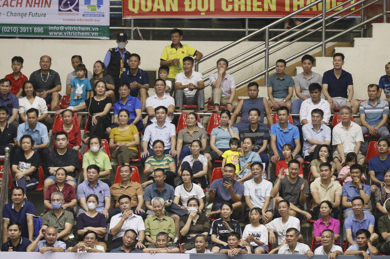 Đông đảo người dân Phú Thọ và du khách đến sân cổ vũ cho các đội bóng.