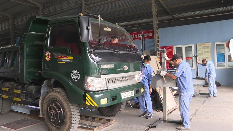 Các trung tâm đăng kiểm trên địa bàn tỉnh Phú Thọ làm việc hết công suất kể cả ngày nghỉ.