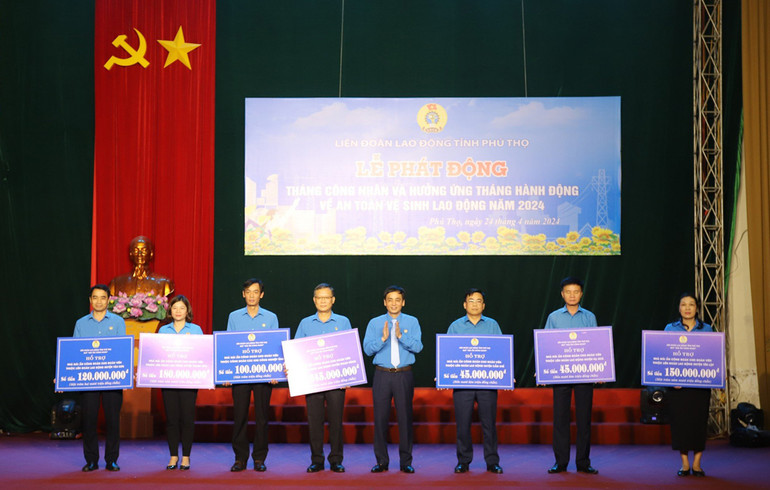 Lãnh đạo Liên đoàn Lao động tỉnh Phú Thọ trao biểu trưng kinh phí hỗ trợ sửa chữa nhà Mái ấm công đoàn cho các địa phương. Lãnh đạo Liên đoàn Lao động tỉnh Phú Thọ trao biểu trưng kinh phí hỗ trợ sửa chữa nhà Mái ấm công đoàn cho các địa phương.