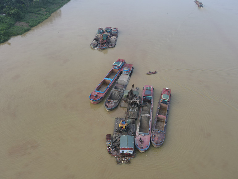 Mỏ khai thác cát, sỏi trên sông Lô thuộc địa bàn huyện Phù Ninh, tỉnh Phú Thọ.