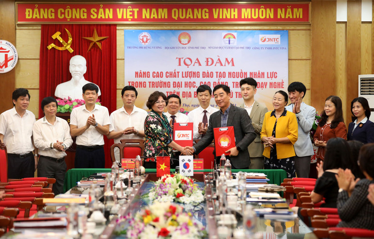 Hội khuyến học tỉnh Phú Thọ và Công ty TNHH JNTC Vina ký thỏa thuận hợp tác tài trợ khuyến học.