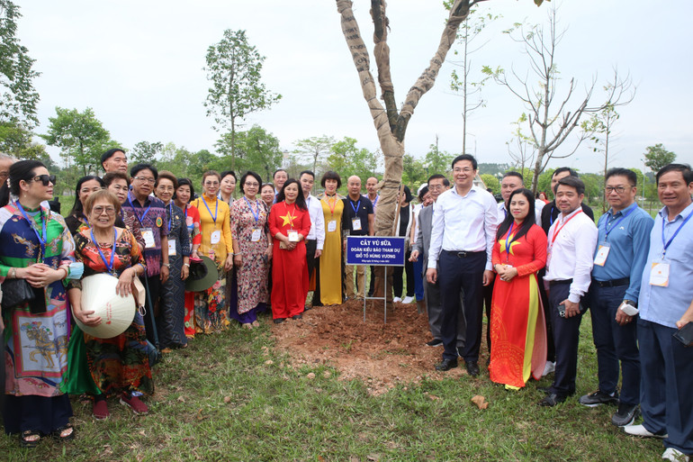 Đoàn đại biểu kiều bào trồng cây lưu niệm tại Khu di tích lịch sử Đền Hùng.