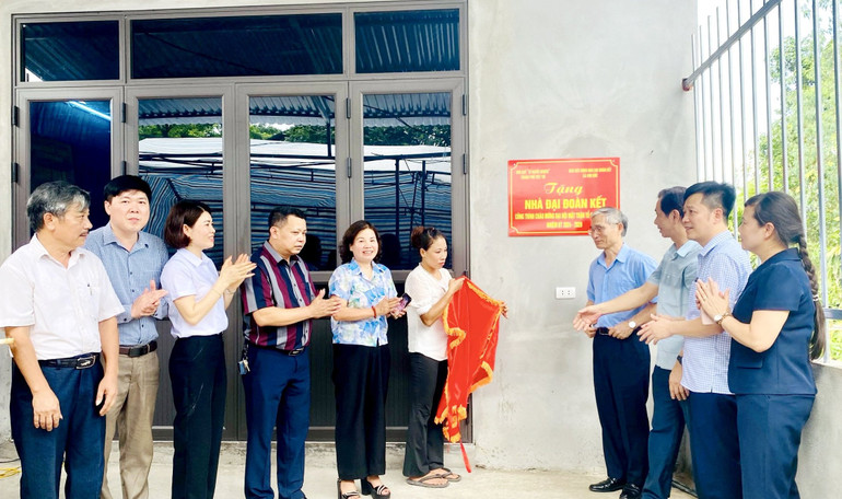 Thành phố Việt Trì trao nhà Đại đoàn kết cho gia đình chị Vũ Thị Hiên ở khu 2, xã Kim Đức.