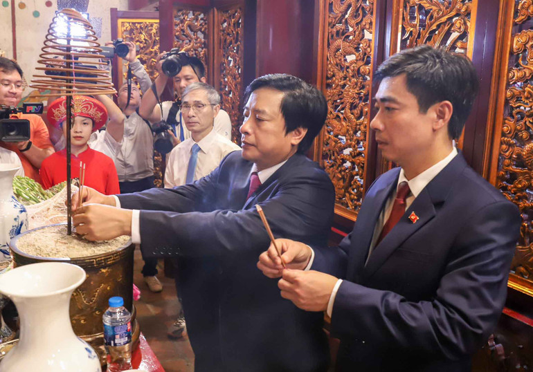 Lãnh đạo thành phố Việt Trì dâng hương tưởng niệm các Vua Hùng.