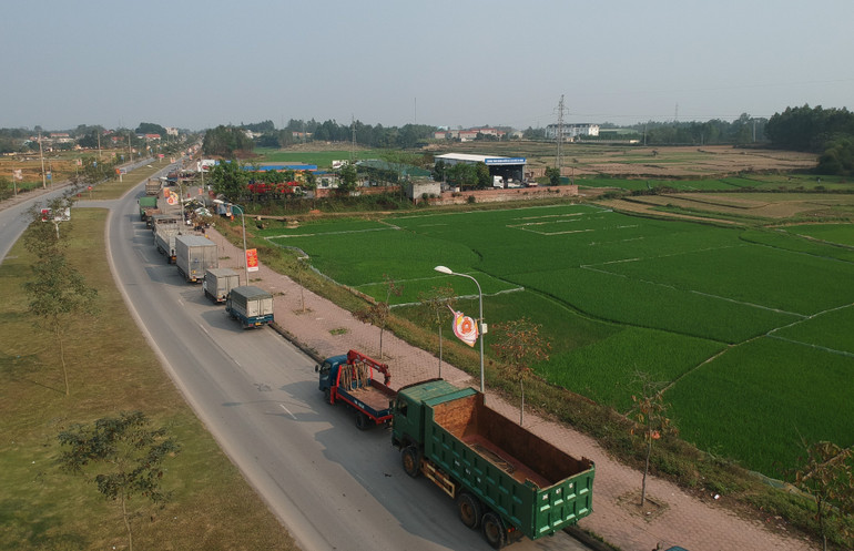 Tình trạng quá tải cũng xảy ra tại Trung tâm đăng kiểm xe cơ giới 1908D khu 7, xã Phượng Lâu, thành phố Việt Trì.