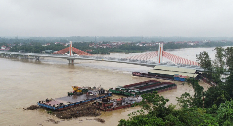 Hiện có một số tàu đang trôi tự do rất có thể tiếp tục mắc kẹt gầm cầu Vĩnh Phú. Hiện có một số tàu đang trôi tự do rất có thể tiếp tục mắc kẹt gầm cầu Vĩnh Phú.