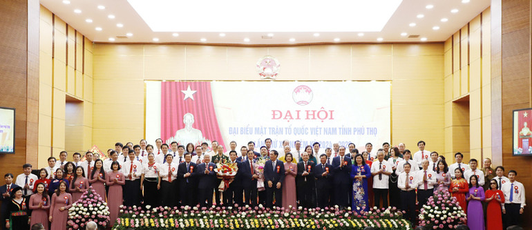 Các Ủy viên Ủy ban Mặt trận Tổ quốc Việt Nam tỉnh Phú Thọ lần thứ 15, nhiệm kỳ 2024-2029 ra mắt đại hội.