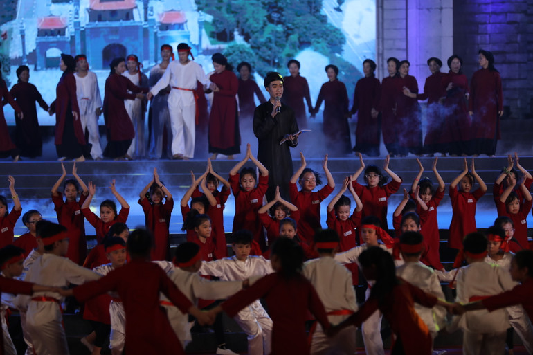 Trình diễn Hát xoan trong đêm khai hội