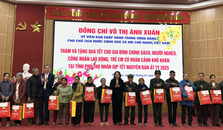 Phó Chủ tịch nước trao quà Tết cho các gia đình chính sách, người có công, người có hoàn cảnh khó khăn trên địa bàn thành phố Việt Trì.