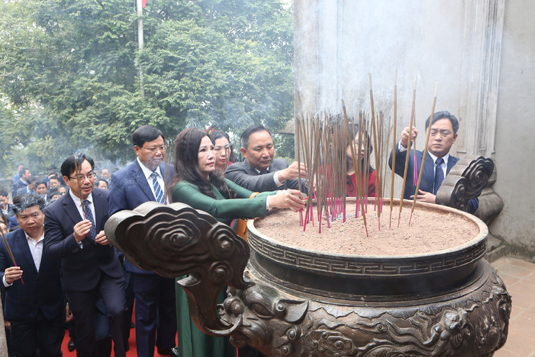 Các đại biểu thành kính dâng hương tưởng niệm các Vua Hùng.